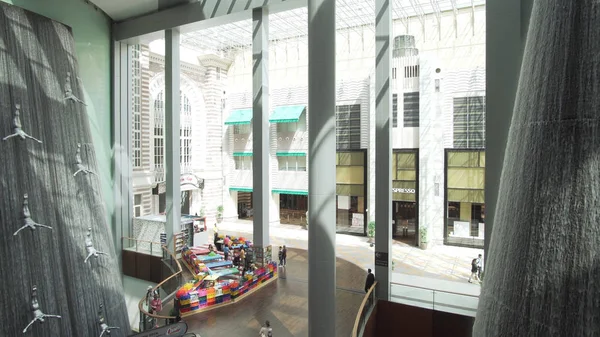 Cascade avec plongeurs après les perles dans le Dubai Mall, le plus grand centre commercial du monde — Photo