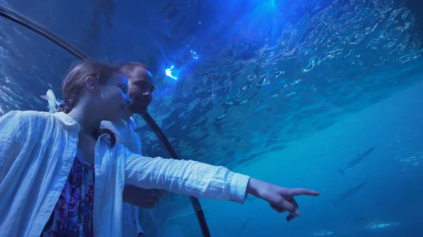 Dospívající dívka s tátou zábavně sledovat ryby v akváriu — Stock fotografie