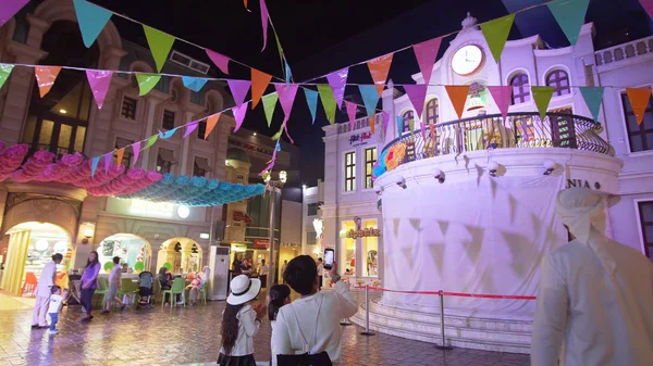 Kidzania Dubai παρέχει τα παιδιά και τους γονείς ένα ασφαλές και πολύ ρεαλιστικό εκπαιδευτικό περιβάλλον στο Dubai Mall — Φωτογραφία Αρχείου