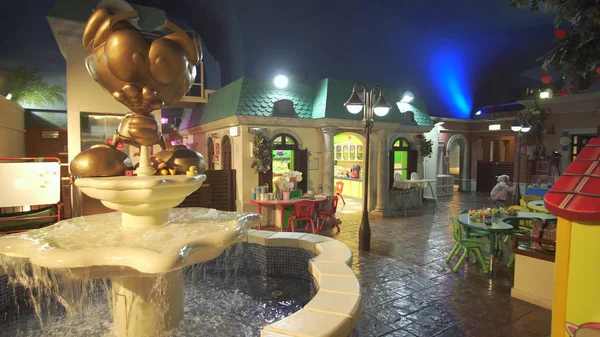 Kidzania Dubai παρέχει τα παιδιά και τους γονείς ένα ασφαλές και πολύ ρεαλιστικό εκπαιδευτικό περιβάλλον στο Dubai Mall — Φωτογραφία Αρχείου