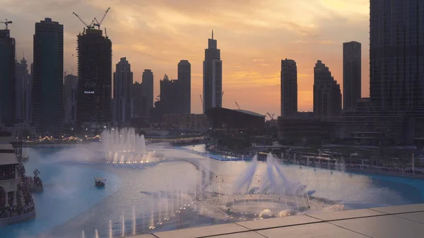 Dubajskie fontanny jest światów największych systemu choreografii na tle zachodu słońca — Zdjęcie stockowe