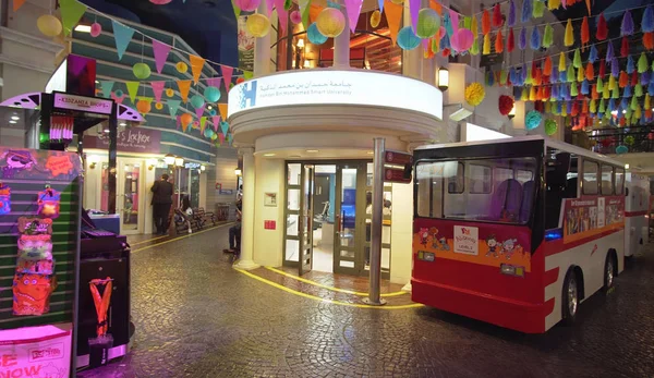 KidZania Dubai offre ai bambini e ai loro genitori un ambiente educativo sicuro e molto realistico al Dubai Mall — Foto Stock