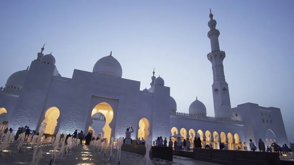 Scheich-Zayed-Moschee ist eine der sechs größten Moscheen der Welt — Stockfoto