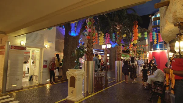 Kidzania Dubai biedt kinderen en hun ouders een veilige en zeer realistisch educatieve omgeving in Dubai Mall — Stockfoto
