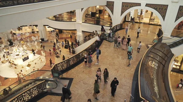 Wnętrze centrum handlowego Mall of ogromne centrum handlowo -rozrywkowe Emirates — Zdjęcie stockowe