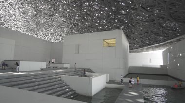 Abu Dabi yansımalar yağmur ışık kubbe gösterilen yeni Louvre Müzesi iç
