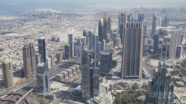 Moderne wolkenkrabber aan Sheikh Zayed Road, in het hart van het financiële district van Dubai — Stockfoto