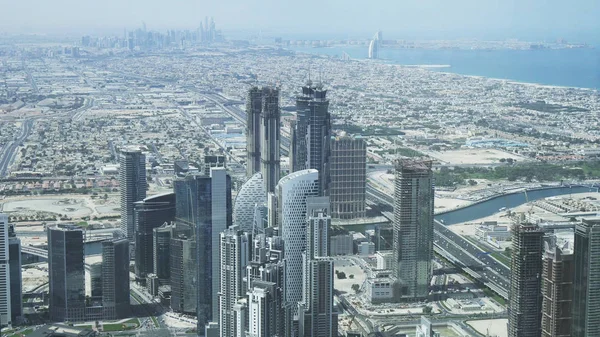 Moderne Wolkenkratzer im Bereich des Wasserkanals Dubai Creek in der Innenstadt — Stockfoto