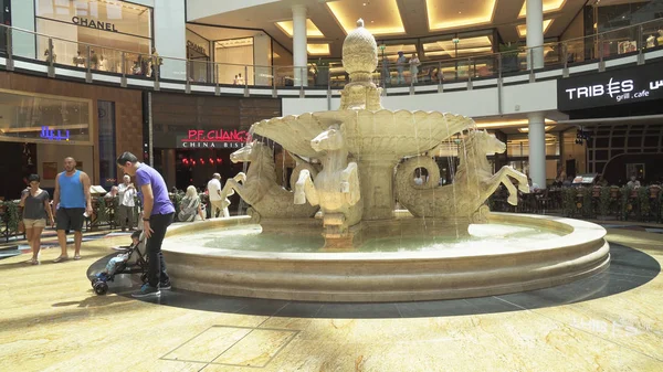 Belső Mall of Emirates hatalmas bevásárló- és szórakoztató központ — Stock Fotó