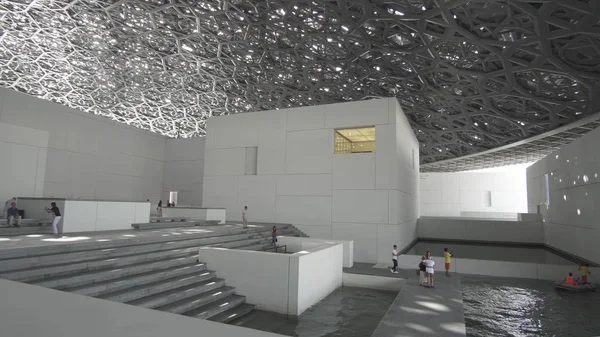 Interieur van het nieuwe Museum van het Louvre in Abu Dhabi tonen reflecties van de regen van licht koepel — Stockfoto