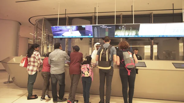 People buy tickets for the worlds tallest observation deck in the Burj Khalifa building — Stock Photo, Image