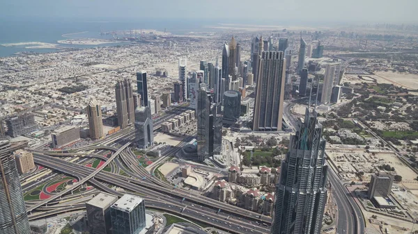 Moderne Wolkenkratzer an der Scheich-Zayed-Straße, im Herzen des Finanzviertels von Dubai — Stockfoto