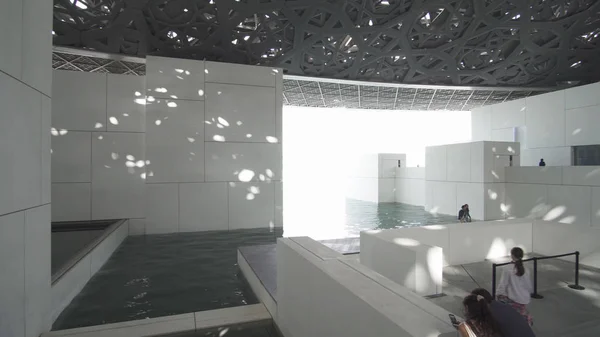 아 부 다 비 빛의 비 돔의 반사를 보여주는 새로운 루브르 박물관의 내부 — 스톡 사진