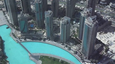 Modern mimari Downtown Dubai ve Uluslararası Dubai Kongre ve Sergi Sarayı dünyanın en yüksek binası ayak gölde