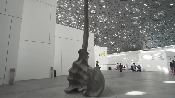 Intérieur du nouveau musée du Louvre à Abu Dhabi montrant des reflets du dôme Pluie de Lumière — Photo