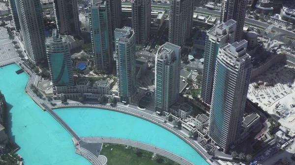 Modern mimari Downtown Dubai ve Uluslararası Dubai Kongre ve Sergi Sarayı dünyanın en yüksek binası ayak gölde — Stok fotoğraf