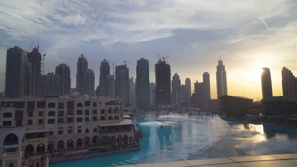 Dubai Fountain è il più grande sistema di fontane coreografate al mondo sullo sfondo del tramonto — Foto Stock