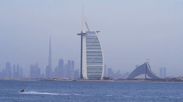 Burj Al Arab är ett lyxhotell som ligger i Dubai, tredje högsta hotell i världen — Stockfoto