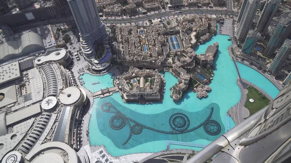 Moderne Architektur in der Innenstadt von Dubai und Burj Khalifa See am Fuße des höchsten Gebäudes der Welt — Stockfoto