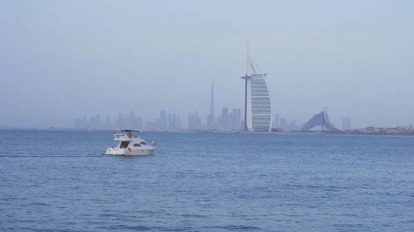 Burj Al Arab är ett lyxhotell som ligger i Dubai, tredje högsta hotell i världen — Stockfoto