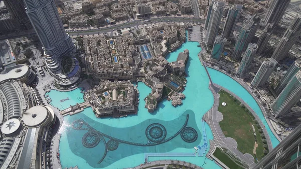 Modern mimari Downtown Dubai ve Uluslararası Dubai Kongre ve Sergi Sarayı dünyanın en yüksek binası ayak gölde — Stok fotoğraf