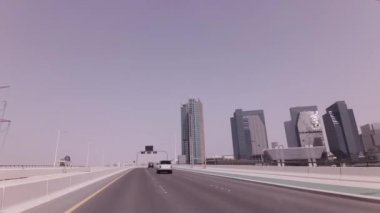 Abu Dabi Stok görüntüleri video içinde gökdelenler yakınındaki araba turu