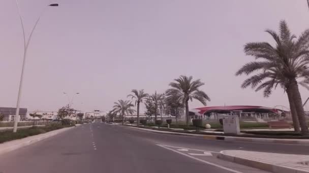 Bilresa till ön Yas om Ferrari World i Abu Dhabi arkivfilmer video — Stockvideo