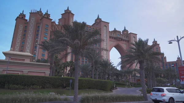 Världen berömda flera miljoner dollar Atlantis Resort, Hotel och temaparken på ön Palm Jumeirah i kvällen — Stockfoto