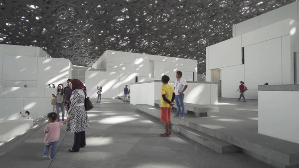 Interior do novo Museu do Louvre em Abu Dhabi mostrando reflexos da Cúpula da Chuva de Luz — Fotografia de Stock