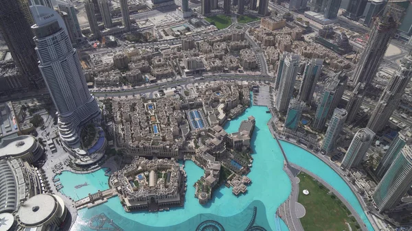 Moderne Architektur in der Innenstadt von Dubai und Burj Khalifa See am Fuße des höchsten Gebäudes der Welt — Stockfoto