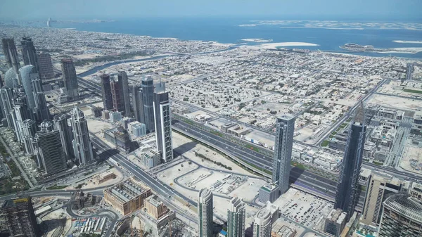 Moderne wolkenkrabber aan Sheikh Zayed Road, in het hart van het financiële district van Dubai — Stockfoto