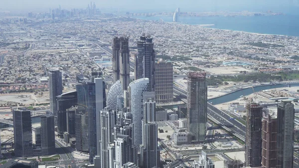 Moderne wolkenkrabbers op het gebied van het water kanaal Dubai Creek in het centrum — Stockfoto