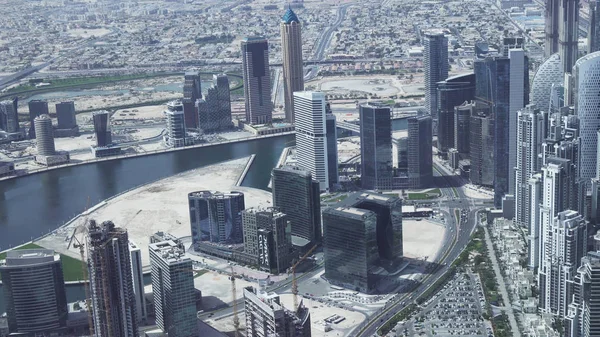 Ουρανοξύστες στην περιοχή του νερού κανάλι Dubai Creek στο κέντρο της πόλης — Φωτογραφία Αρχείου