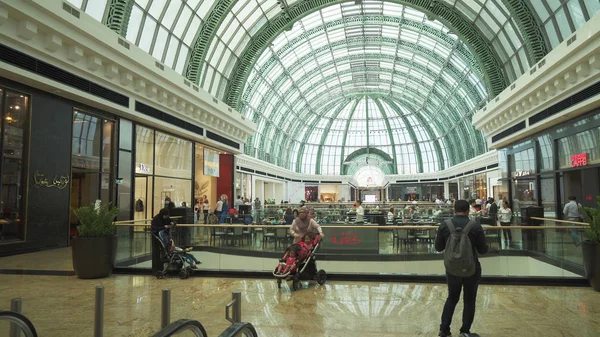 Внутренний торговый центр Эмиратов огромный торгово-развлекательный центр — стоковое фото