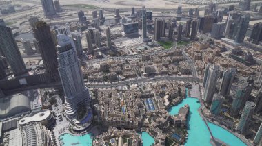 Modern mimari Downtown Dubai ve Uluslararası Dubai Kongre ve Sergi Sarayı dünyanın en yüksek binası ayak gölde