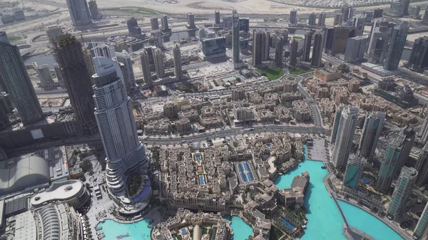 Moderne Architektur in der Innenstadt von Dubai und Burj Khalifa See am Fuße des höchsten Gebäudes der Welt — Stockfoto