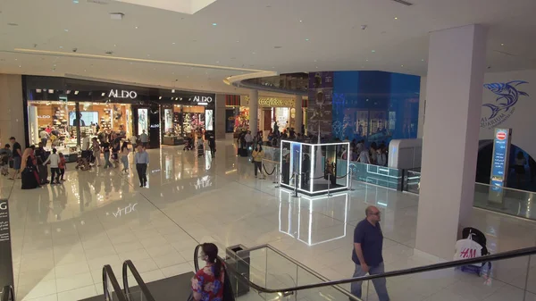 Interieur van de Dubai Mall is het grootste winkelcentrum van werelden — Stockfoto