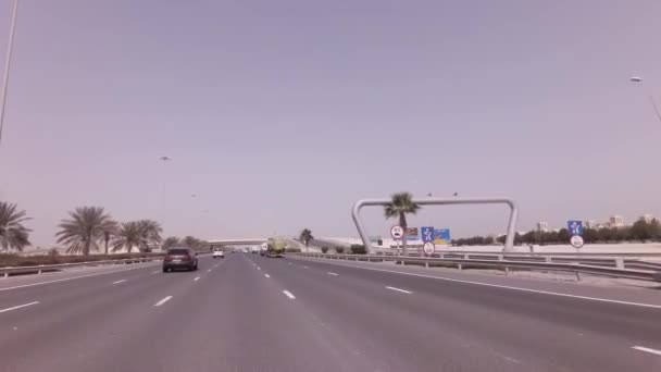 Modernos cruces de carreteras en Abu Dhabi material de archivo de vídeo — Vídeo de stock