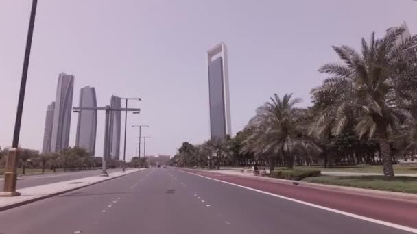 Podróż samochodem w pobliżu wieżowce Etihad Towers w Abu Dhabi Stockowy wideo — Wideo stockowe