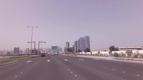 Autó az utakon a főváros Abu Dhabi stock footage videóinak utazás — Stock videók