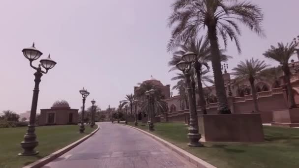 Viaggio in auto intorno all'hotel Emirates Palace ad Abu Dhabi stock footage video — Video Stock