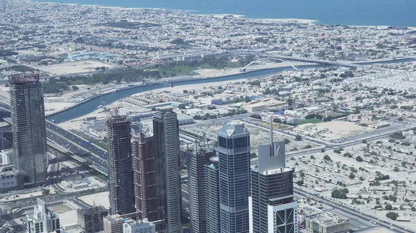 Arranha-céus modernos na área do canal de água Dubai Creek no centro da cidade — Fotografia de Stock