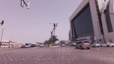 Abu Dabi Stok görüntüleri video içinde gökdelenler yakınındaki araba turu