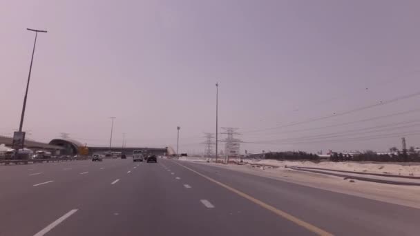 Stazione della metropolitana sulla Sheikh Zayed Road a Dubai stock footage video — Video Stock