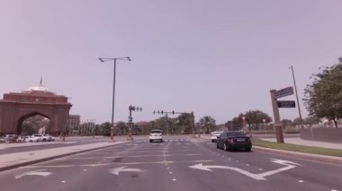 Araba gezisi yakınındaki otel Emirates Palace Abu Dabi Stok görüntüleri video içinde