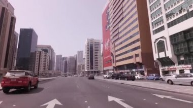 Abu Dabi Stok görüntüleri video içinde gökdelenler yakınındaki araba turu