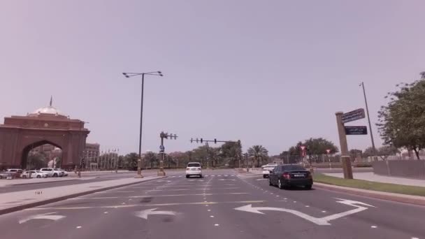 Podróż samochodem, w pobliżu hotelu Emirates Palace w Abu Dhabi Stockowy wideo — Wideo stockowe