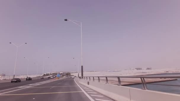 Viaggio in auto sulle strade della capitale Abu Dhabi stock footage video — Video Stock