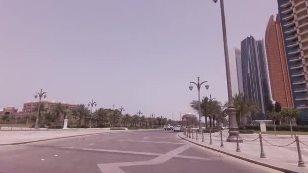 Podróż samochodem, w pobliżu hotelu Emirates Palace w Abu Dhabi Stockowy wideo — Wideo stockowe