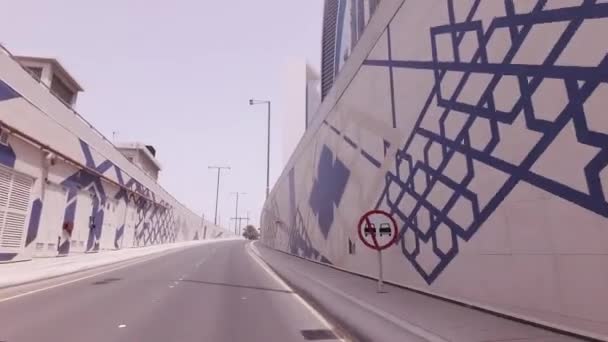 Viagem de carro para os arranha-céus Etihad Towers em Abu Dhabi stock footage vídeo — Vídeo de Stock